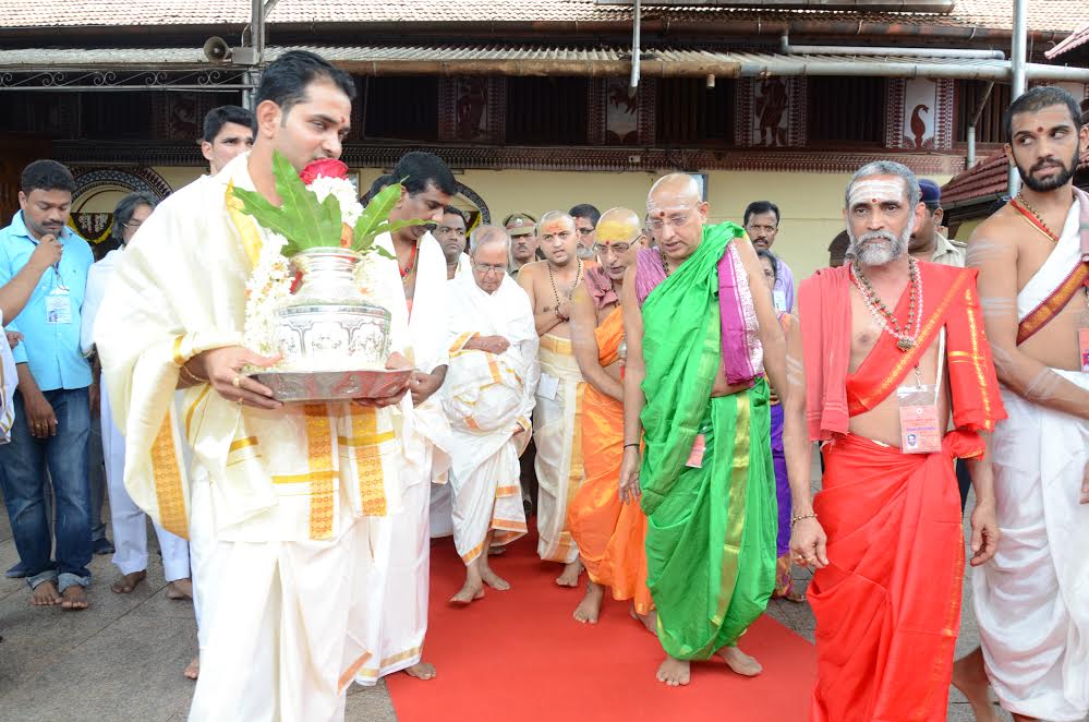 President Pranab Mukerjee visited and offered prayers at Sri Mookambika Temple, Kollur